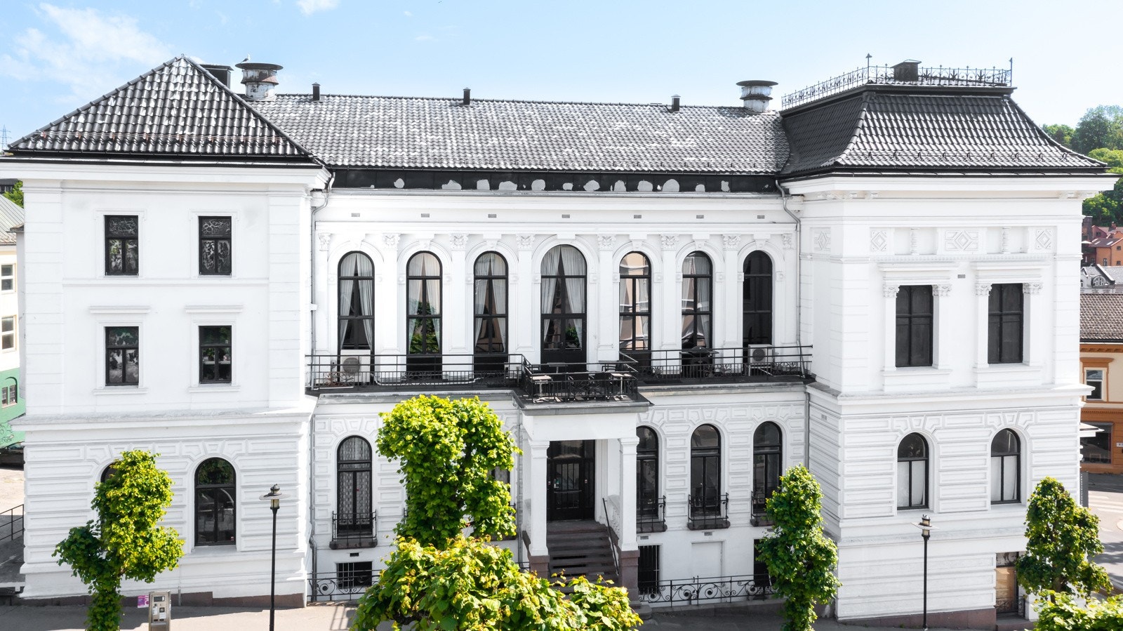 Festiviteten har nærmere 100 rom fordelt på seks etasjer. Bygget er de siste årene betydelig oppgradert, blant annet innvendig og el-anlegg. Galleribilde