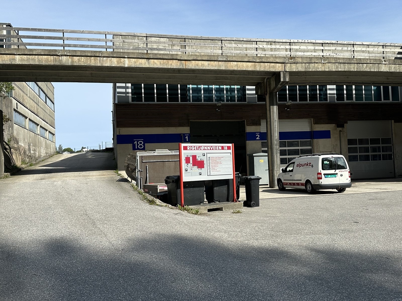 Adkomst til ledig lagerlokale og parkeringsplass Galleribilde