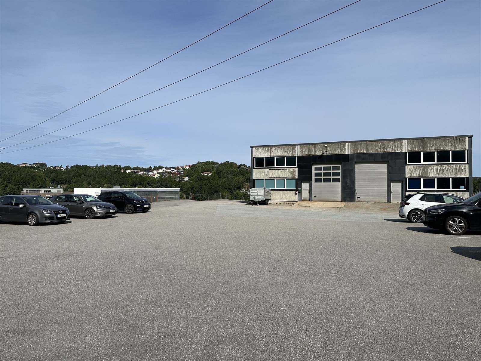 God parkeringsdekning på øvre del av tomten Galleribilde