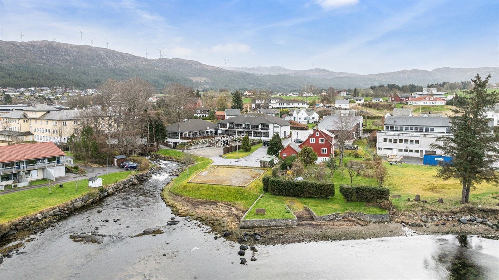 Beliggende i Fitjar sentrum og like ved skjærgården Galleribilde