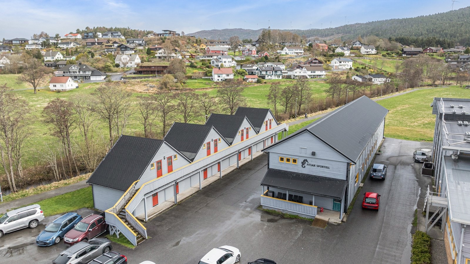 Sportell beliggende ca. 200 meter fra hotell og vegg i vegg med Fitjar kultur og idrettsbygg Galleribilde