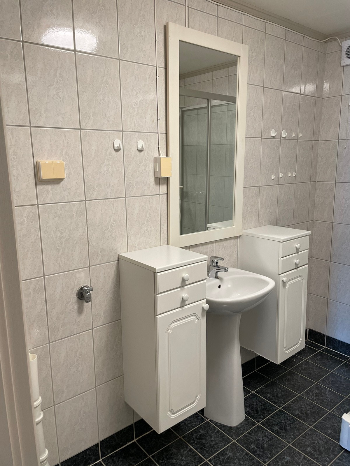 Plass til standard størrelse på vaskemaskin/tørketrommel Galleribilde