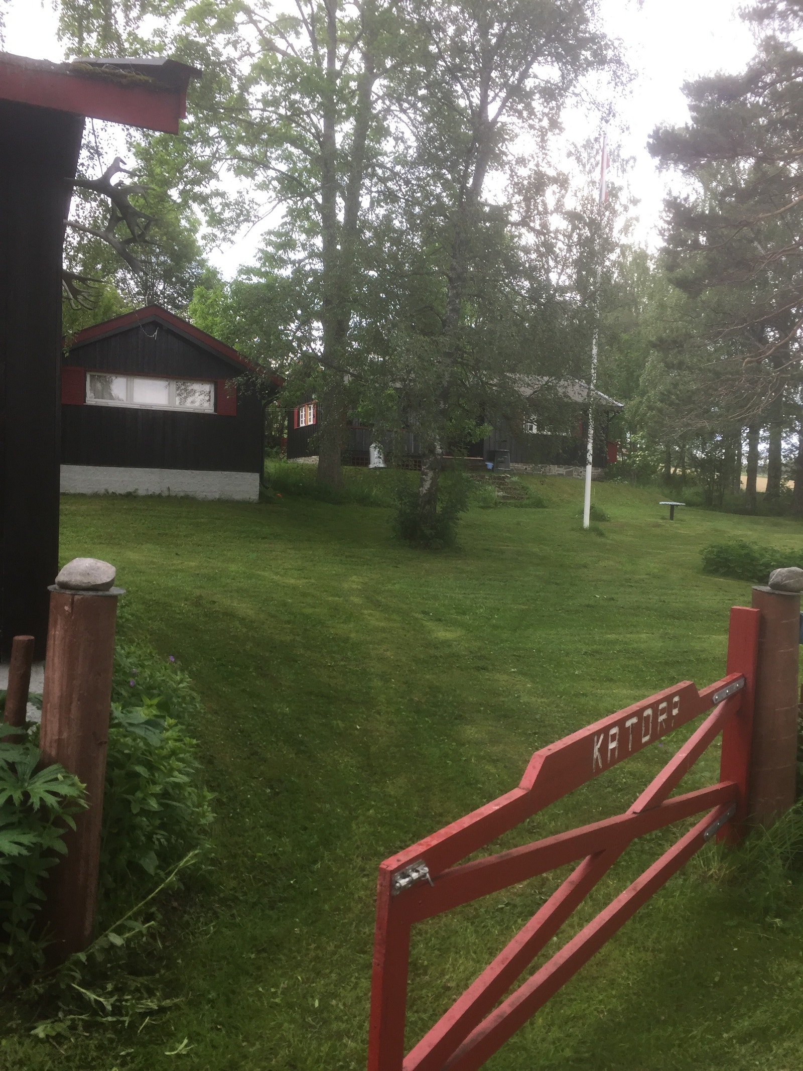 hytta heter Katorp og står skrevet innfreset på porten,med høy flaggstang midt på tunet Galleribilde
