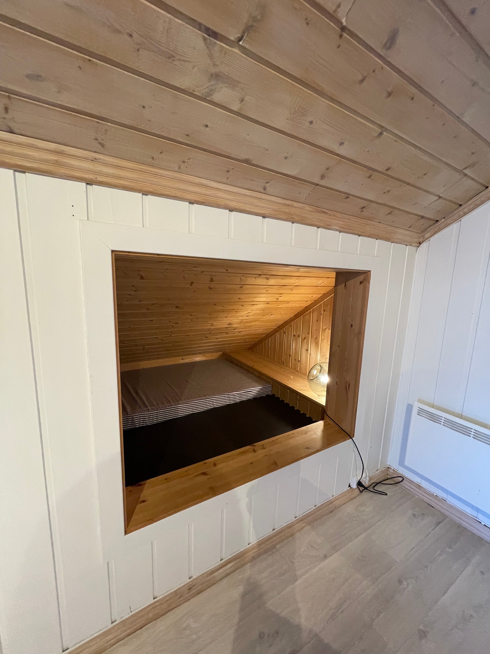 Gjesteseng i kneveggen Galleribilde