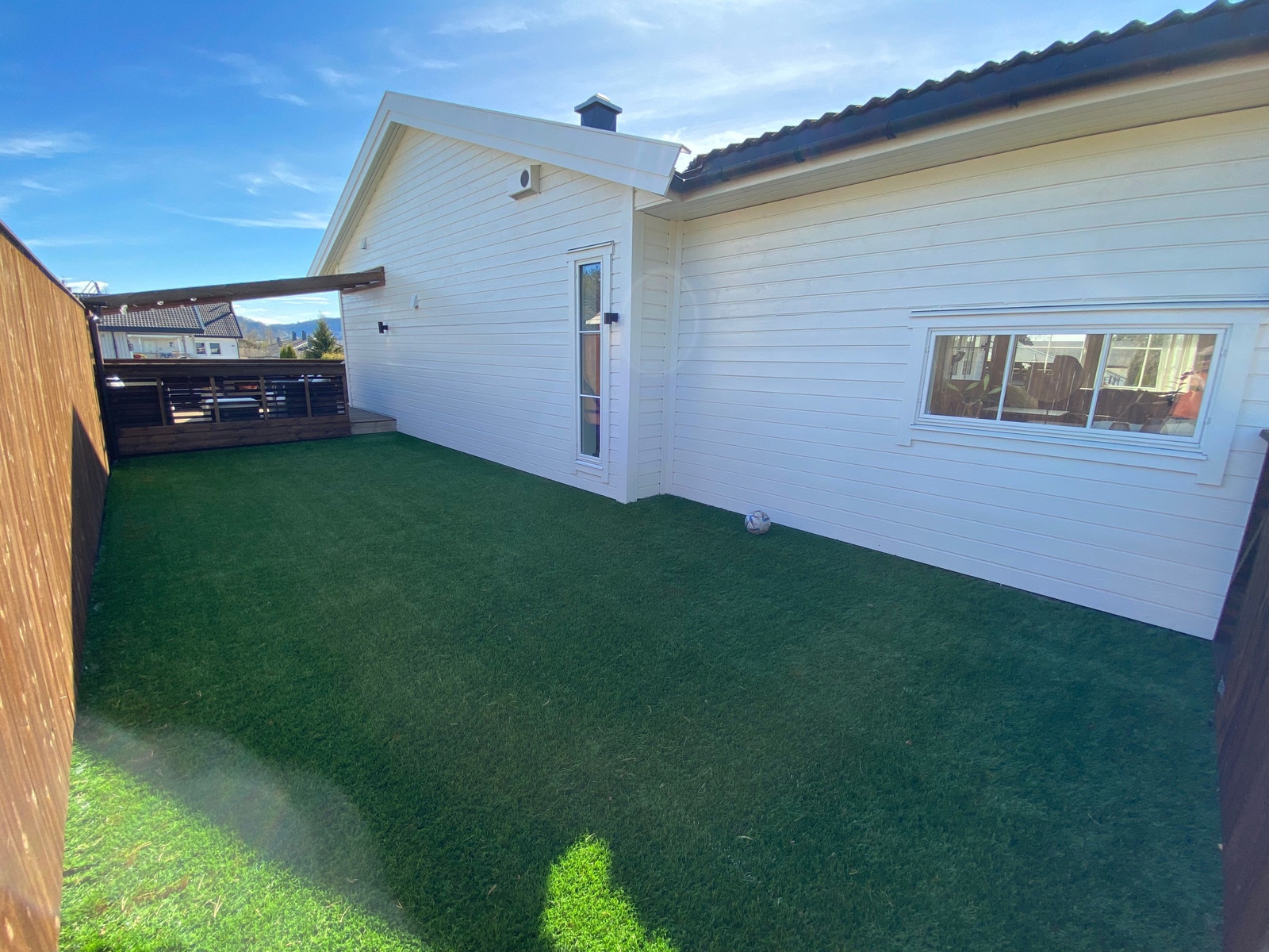 Kunstgressbane over garasje Galleribilde