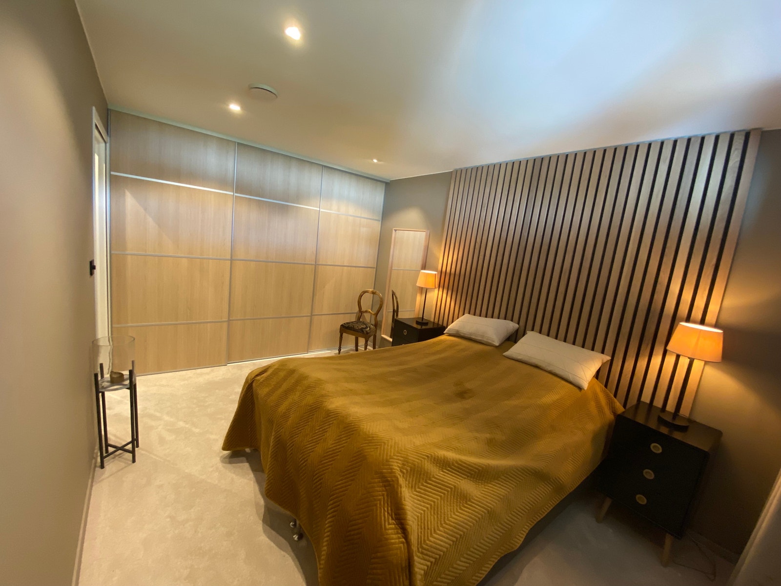 Walk-in-closet bak skyvdører Galleribilde