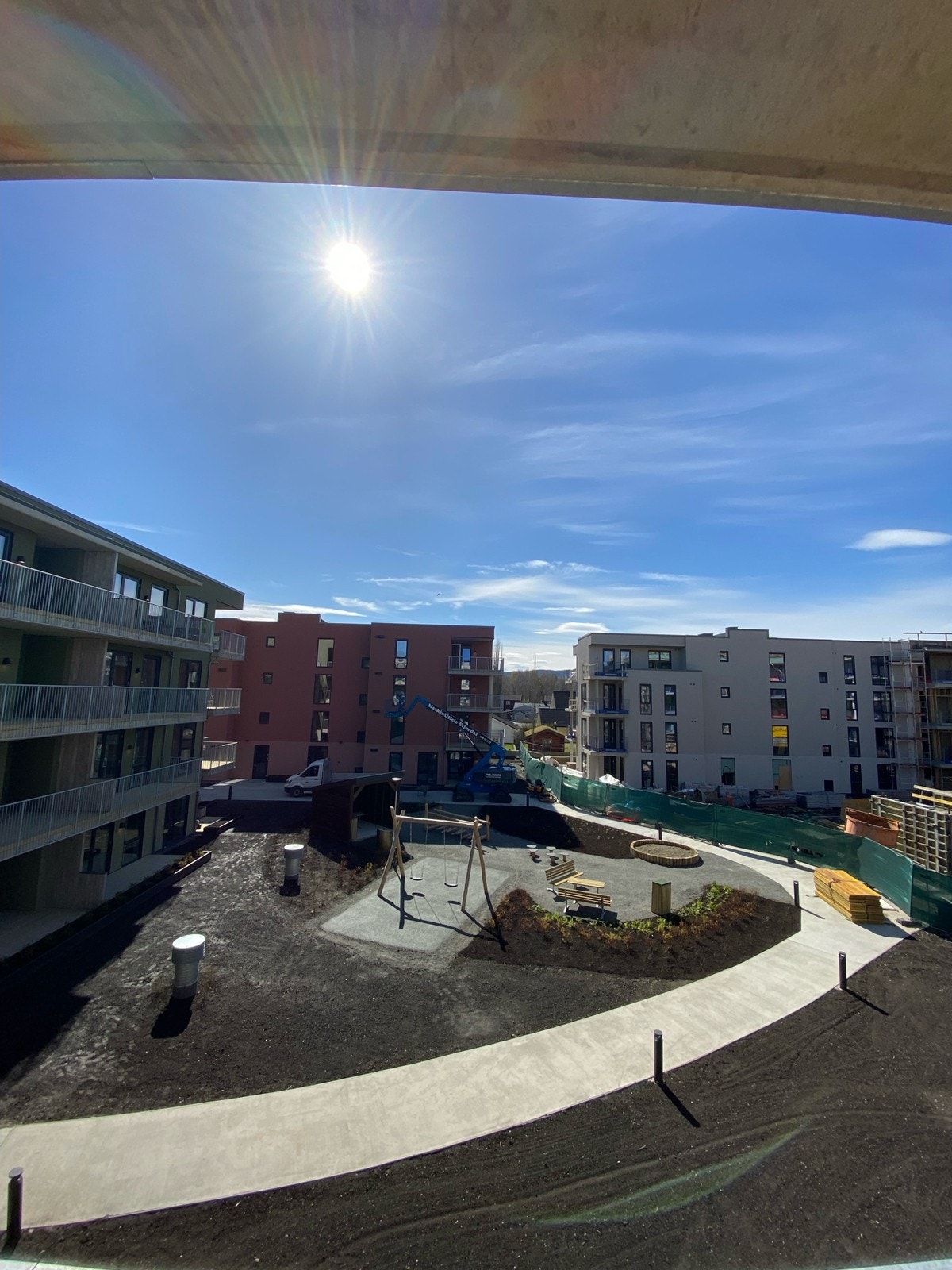 Her er det nå beplantet og pent opparbeidet uteområde som passer både for store og små Galleribilde