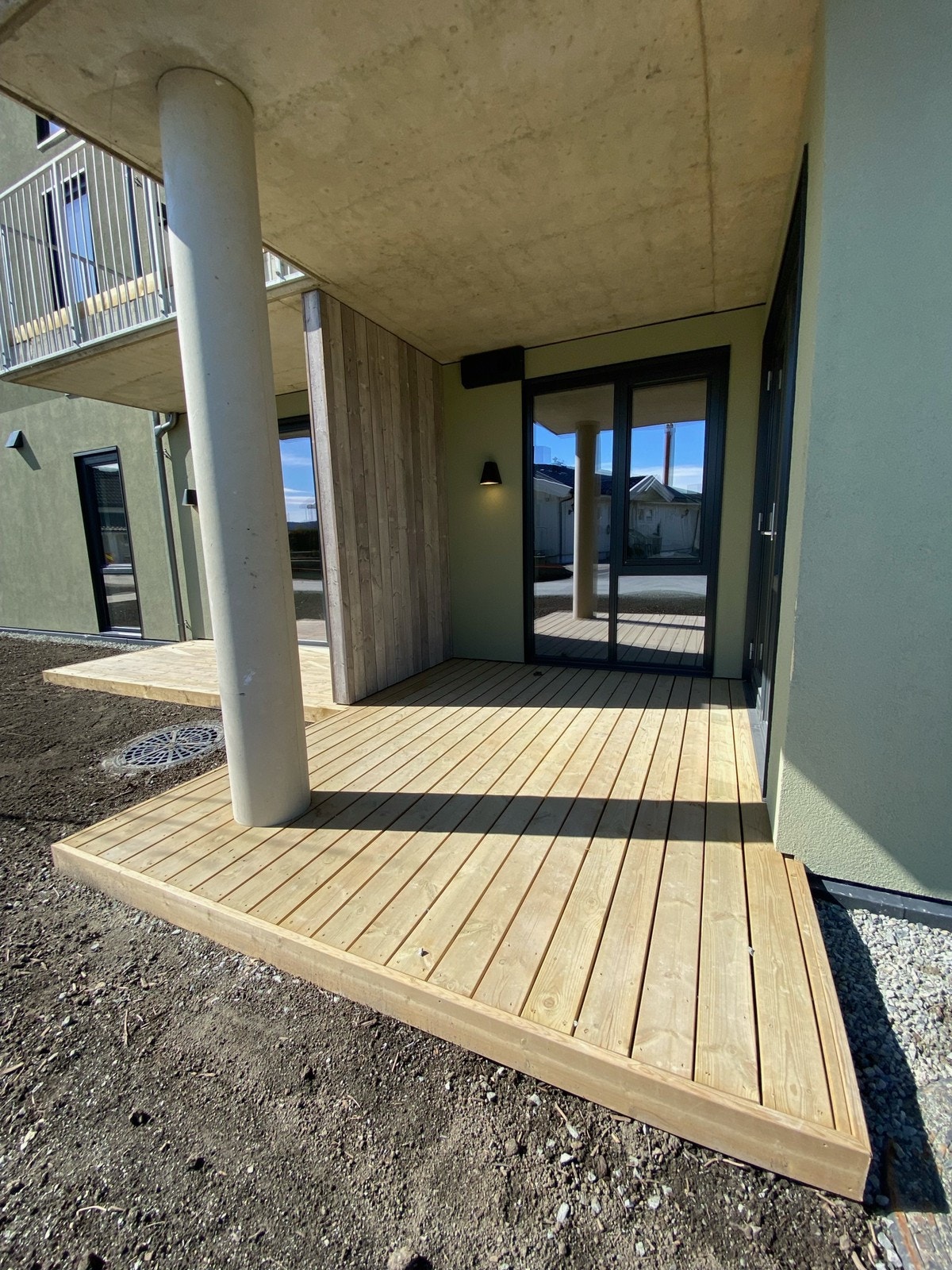 Solrik uteplass som nå er beplantet Galleribilde