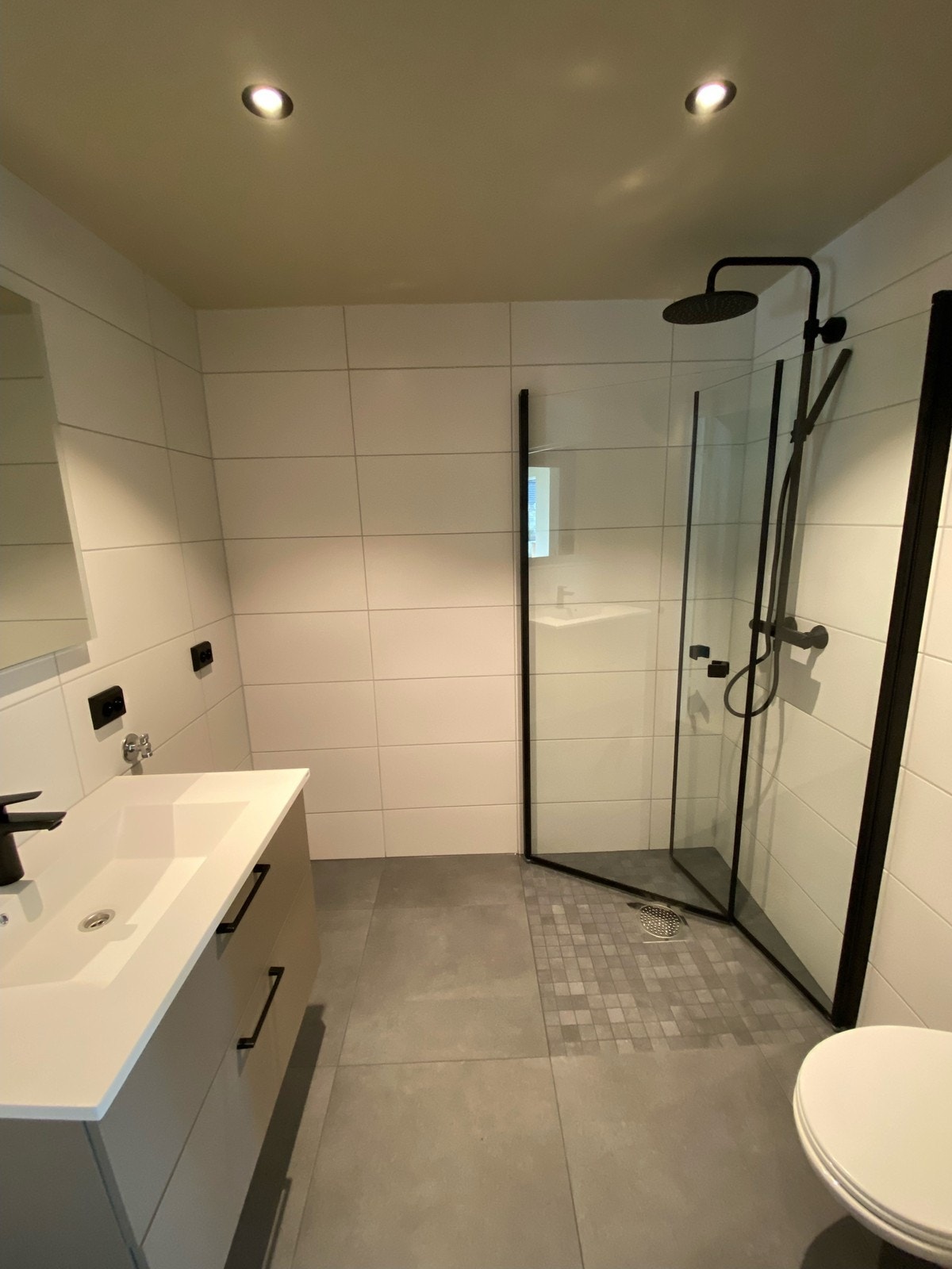 Pent bad med sorte detaljer og skuffer under servant for oppbevaring Galleribilde