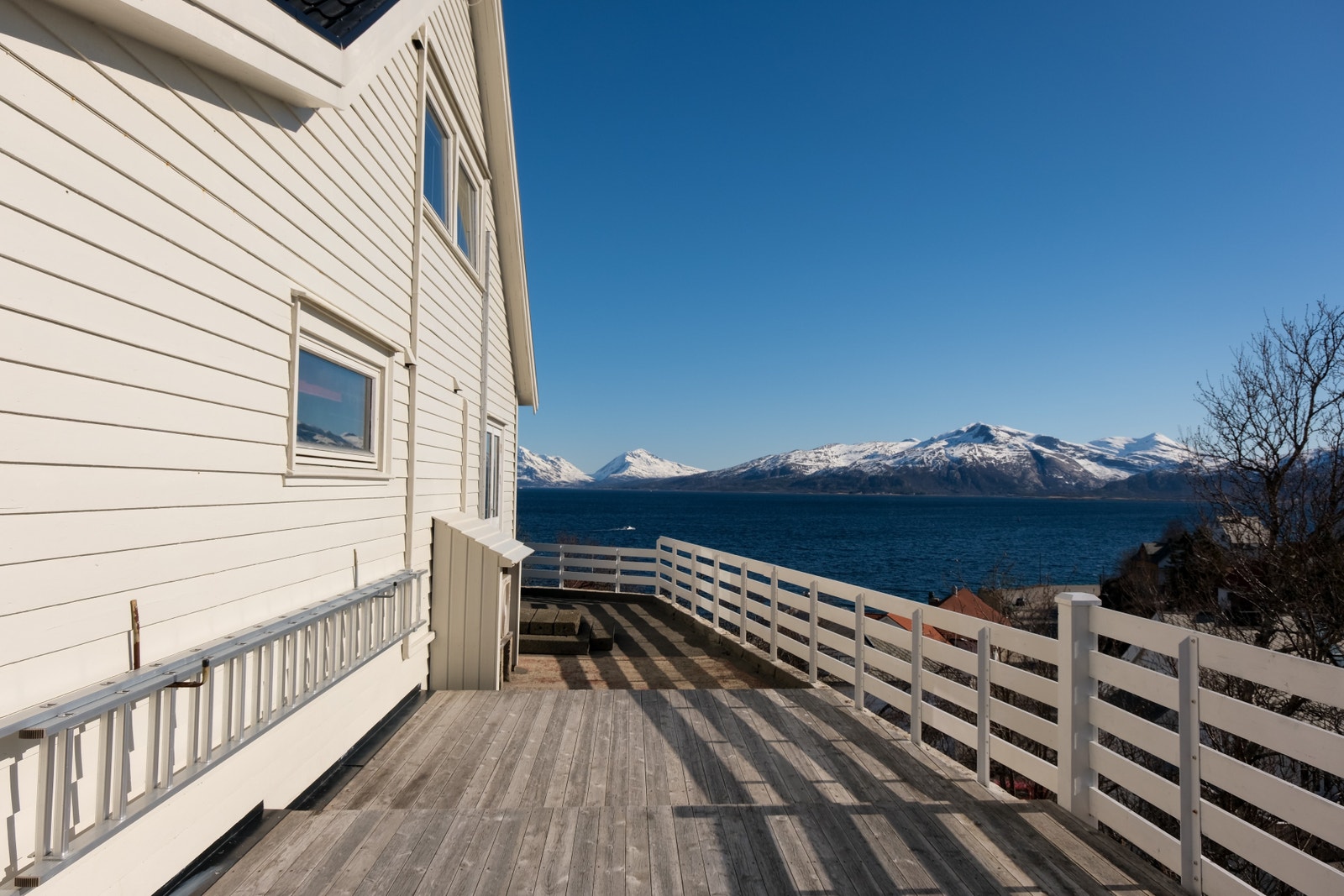 Verandadør ut fra stue til solrik platting. Galleribilde