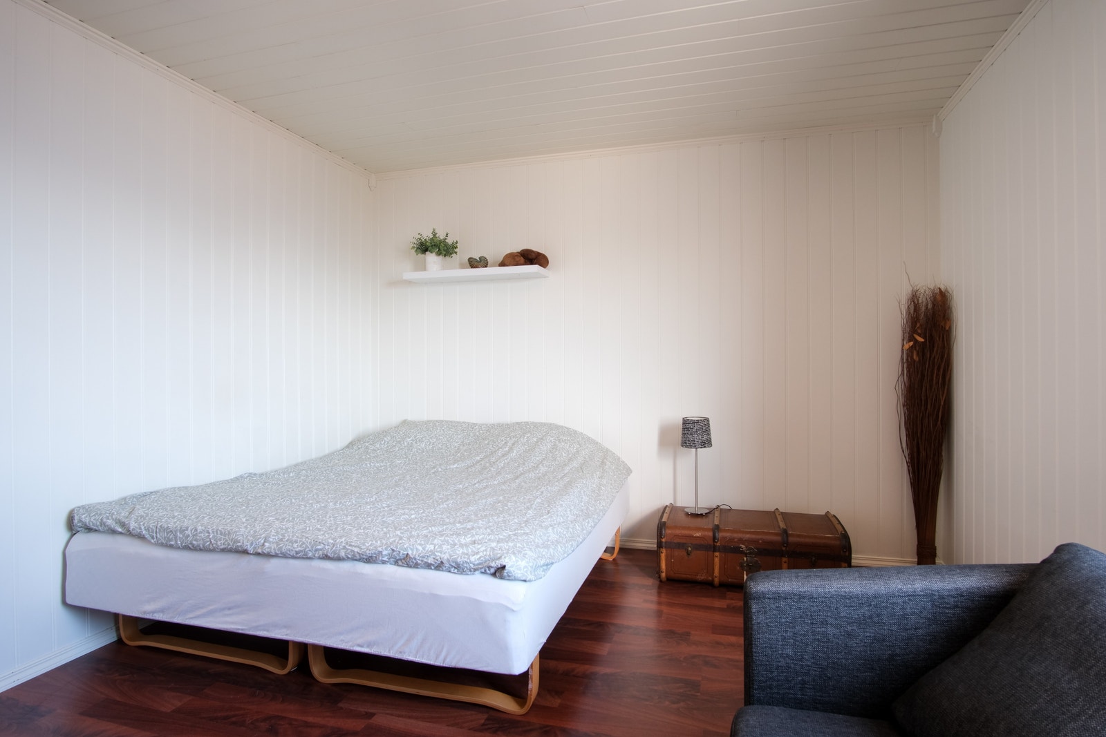 Stort soverom med god plass til en dobbelseng, skrivebord osv. Galleribilde