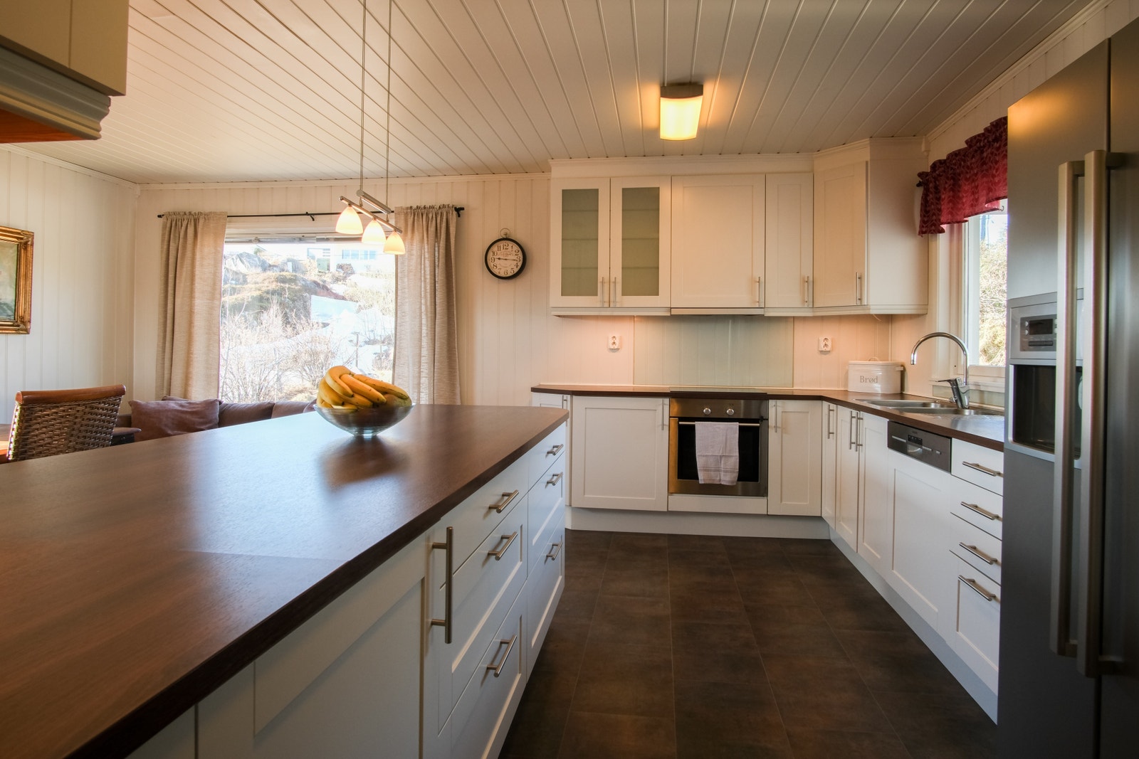 Stort kjøkken med integrerte hvitevarer. Hvitevarer og kjøleskap med isbitmaskin følger med. Galleribilde