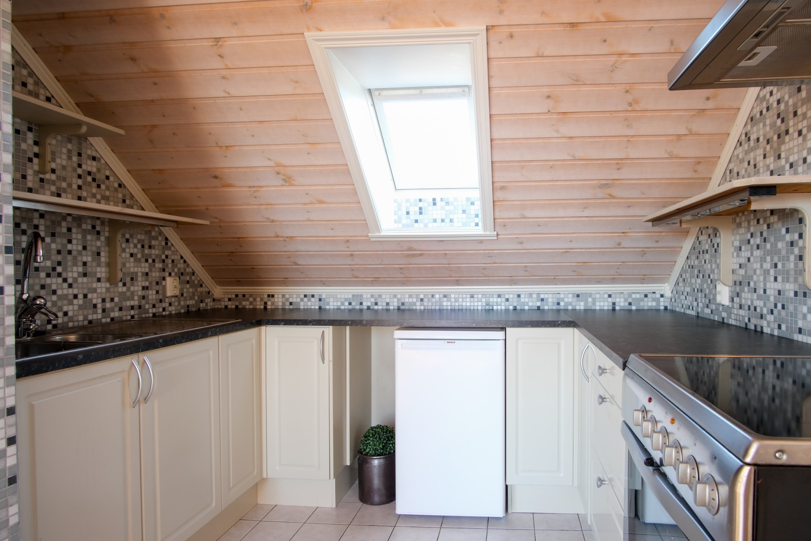 Trivelig kjøkkenkrok, komfyren og kjøleskapet følger med. Galleribilde