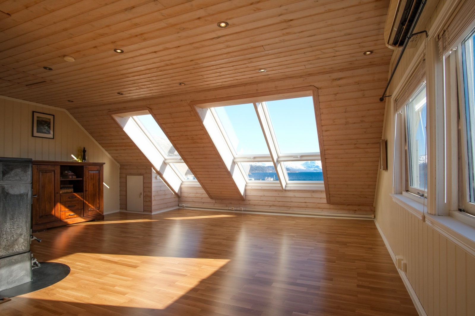 Stue 2.etasje med store takvinduer. Galleribilde