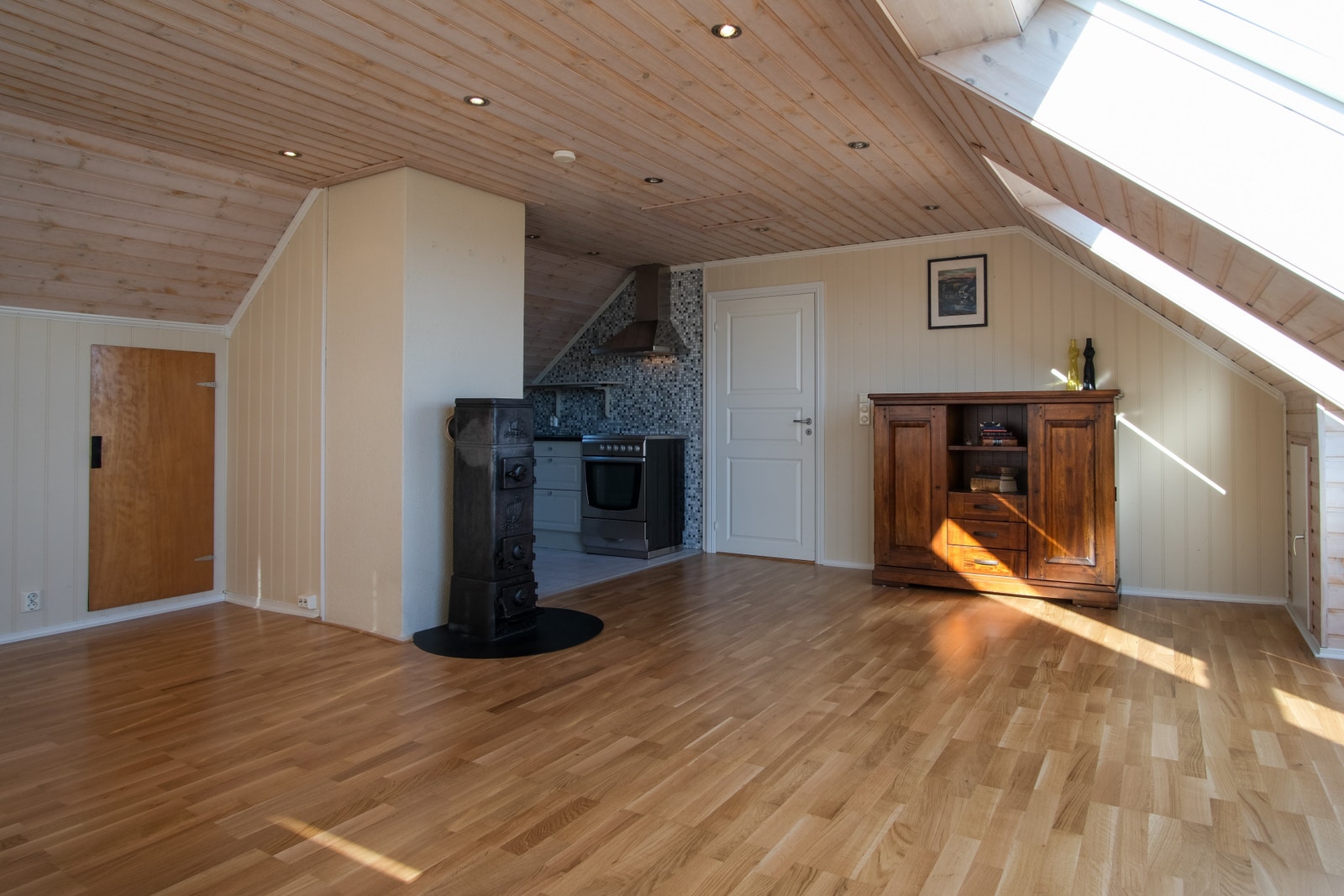 Åpen løsning mellom stue og kjøkken. Galleribilde