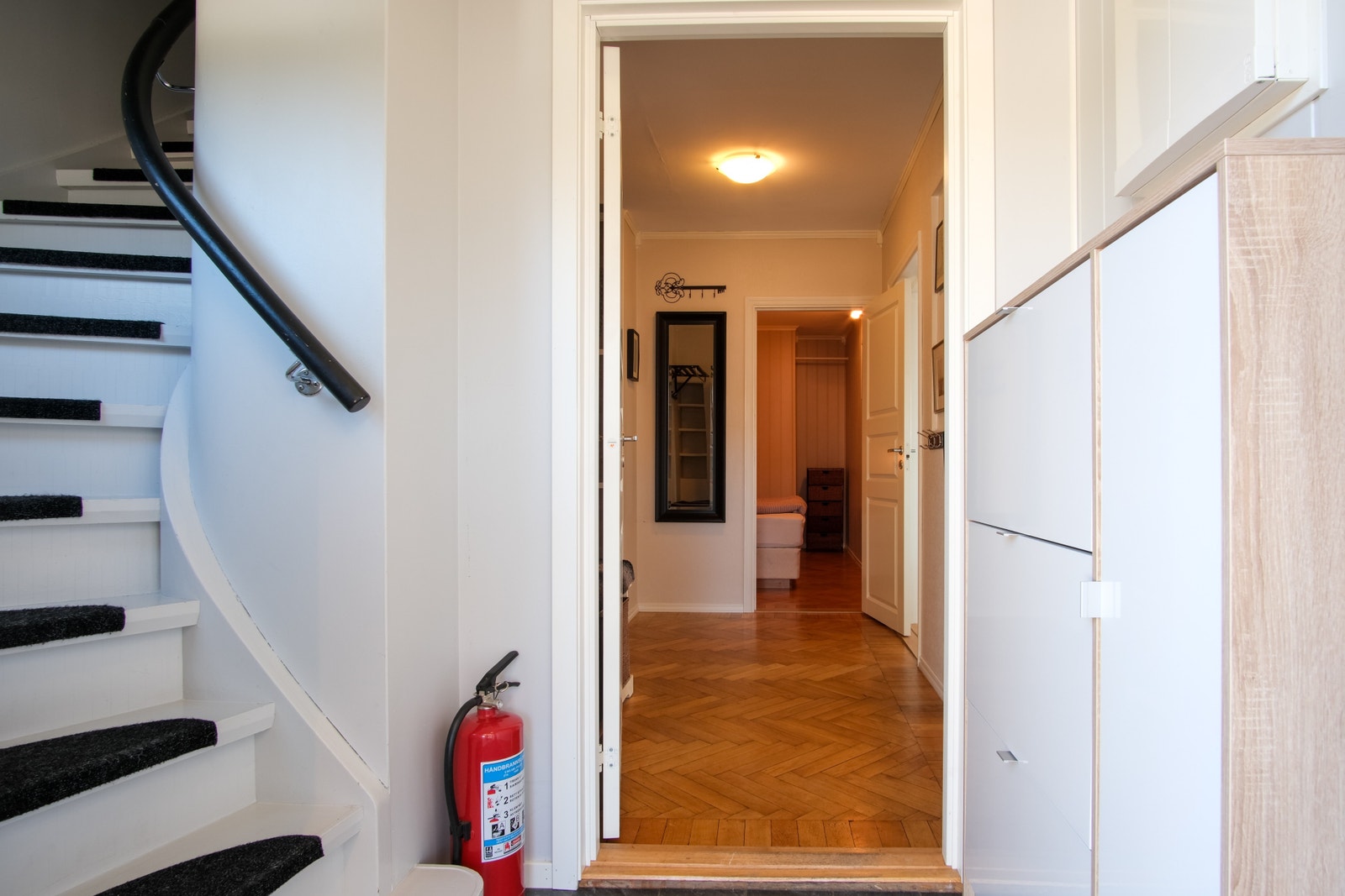 Yttergang med trapp opp til 2.etasjen. Galleribilde