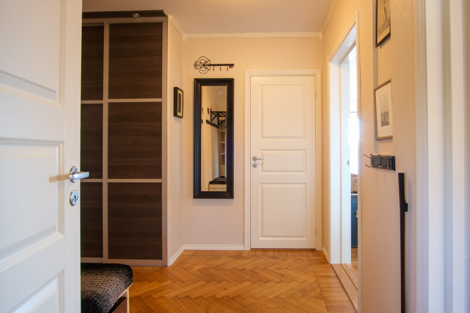 Gang med skyvedørsgarderobe. Galleribilde