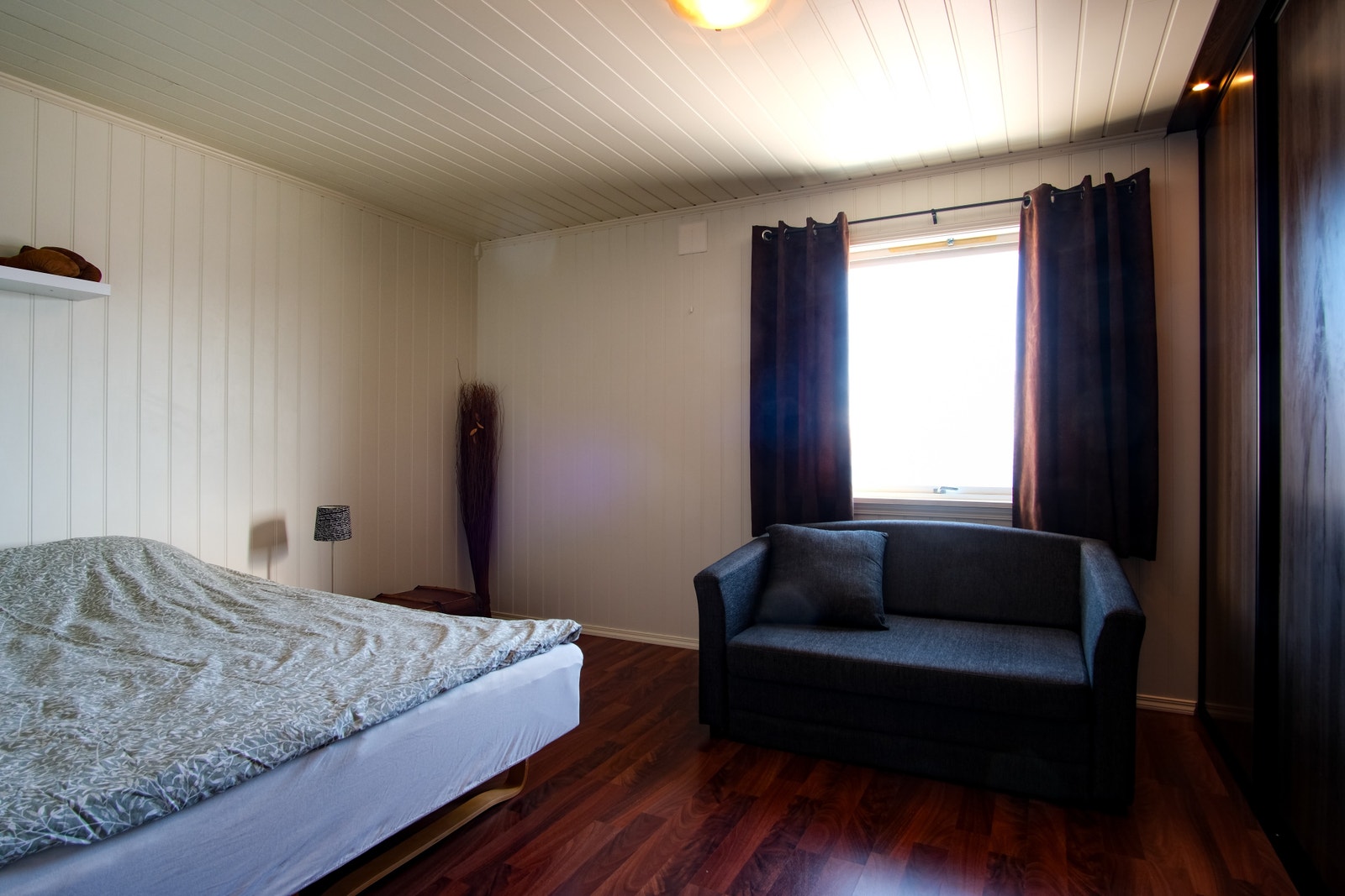 Stor skyvedørsgarderobe fra vegg til vegg. Galleribilde