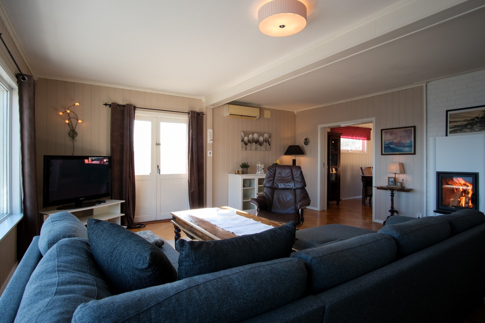 Stuen har en fin peisovn som skaper en fin atmosfære. Galleribilde