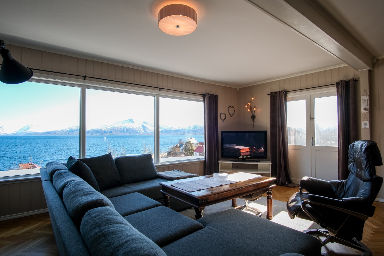 Fra stua er det herlig utsikt mot sjøen. Galleribilde
