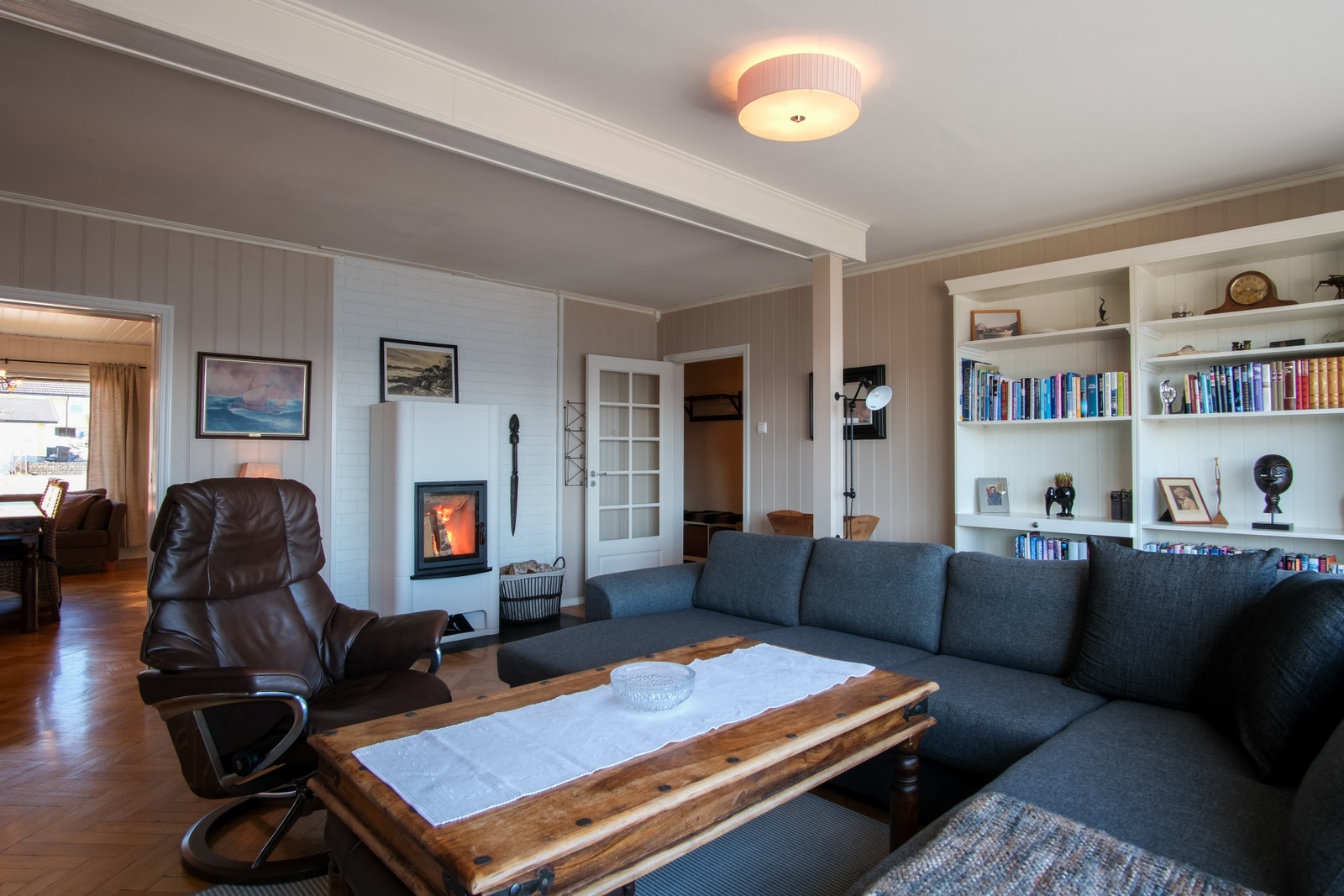 Hyggelig og lys stue av god størrelse. Galleribilde