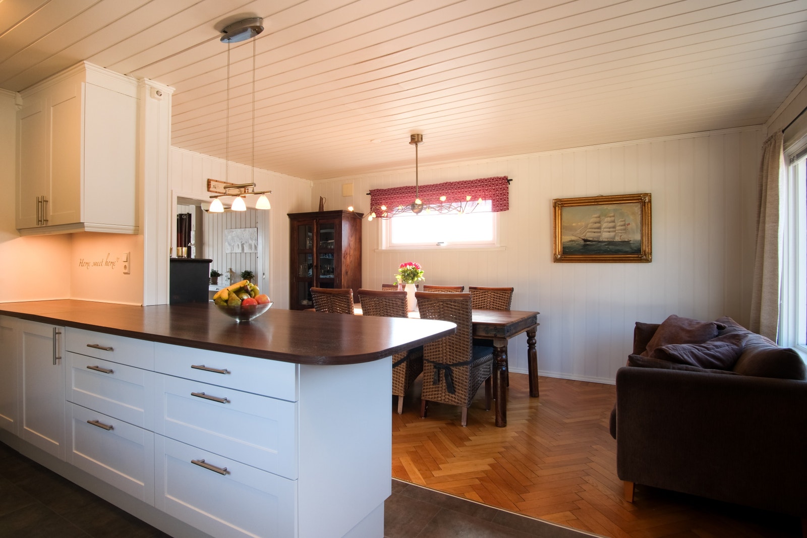 Åpen løsning mellom kjøkkenet og spisestue. Galleribilde