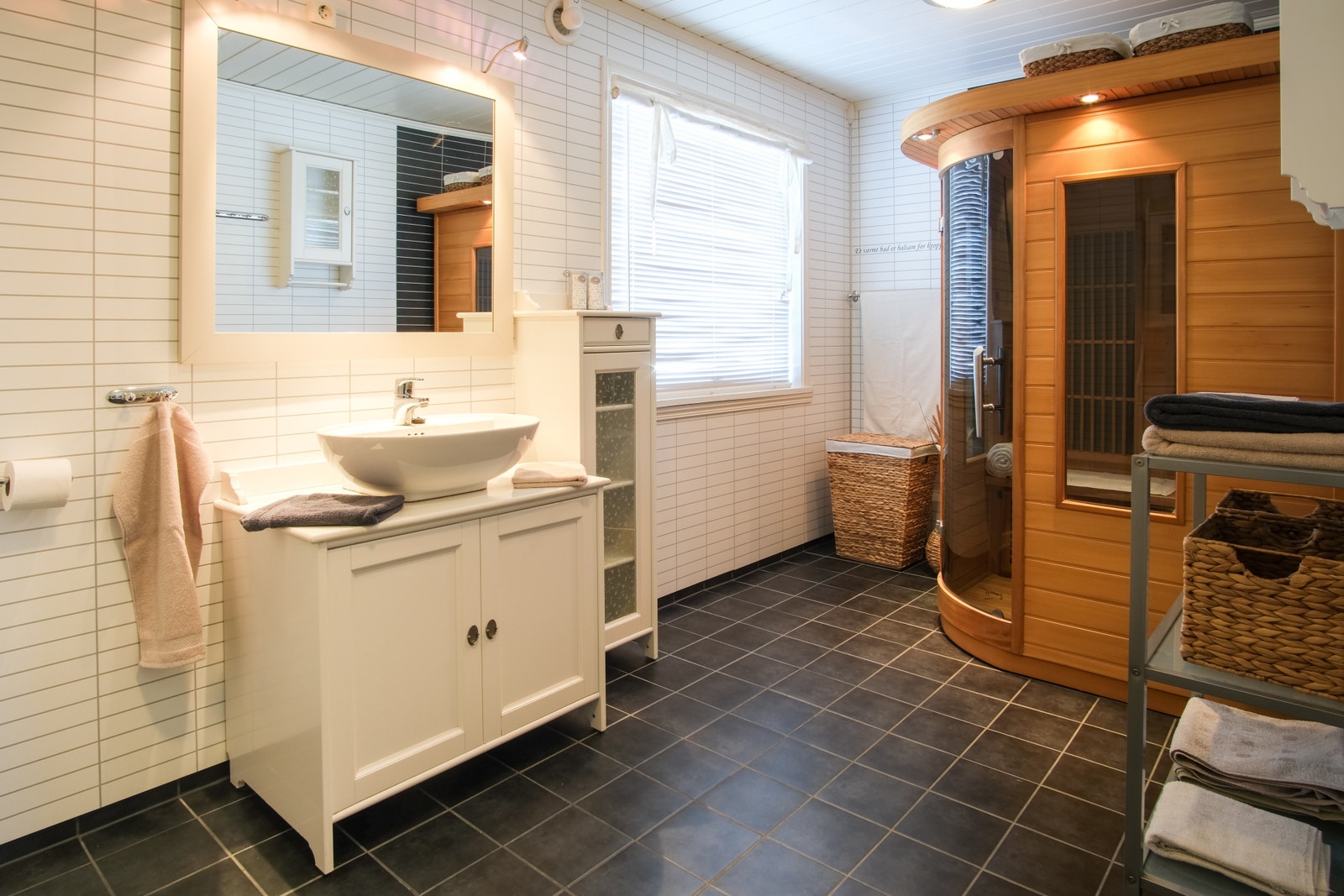 Baderommet har flis på gulvet med varmekabler og badstue. Galleribilde