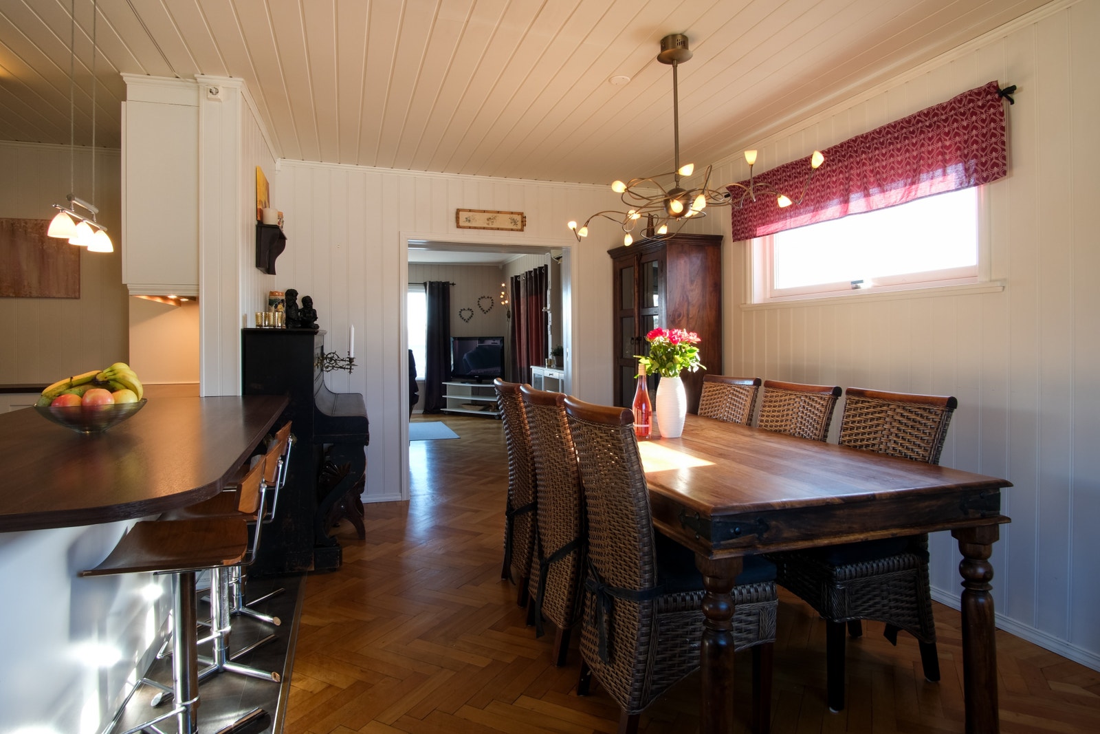 Rikelig med naturlig lys fra vinduene. Galleribilde