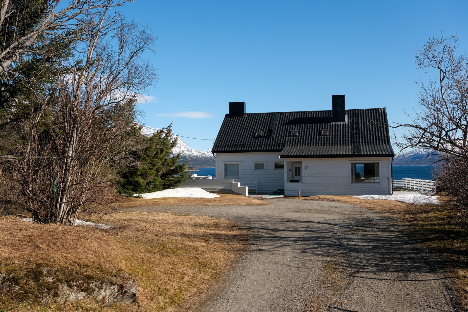 God plass til flere biler på eiendommen. Galleribilde