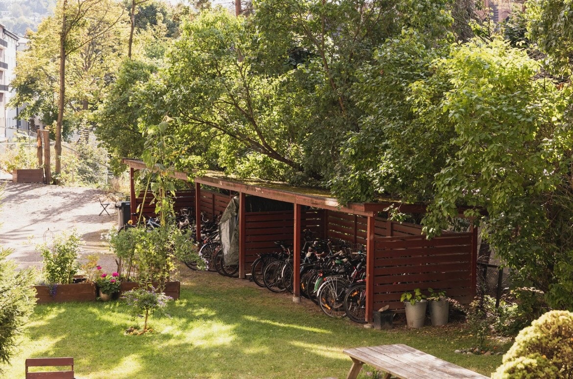 Bakgård med sykkelparkering er nå oppusset og forbedret, og ikke som på bildet Galleribilde