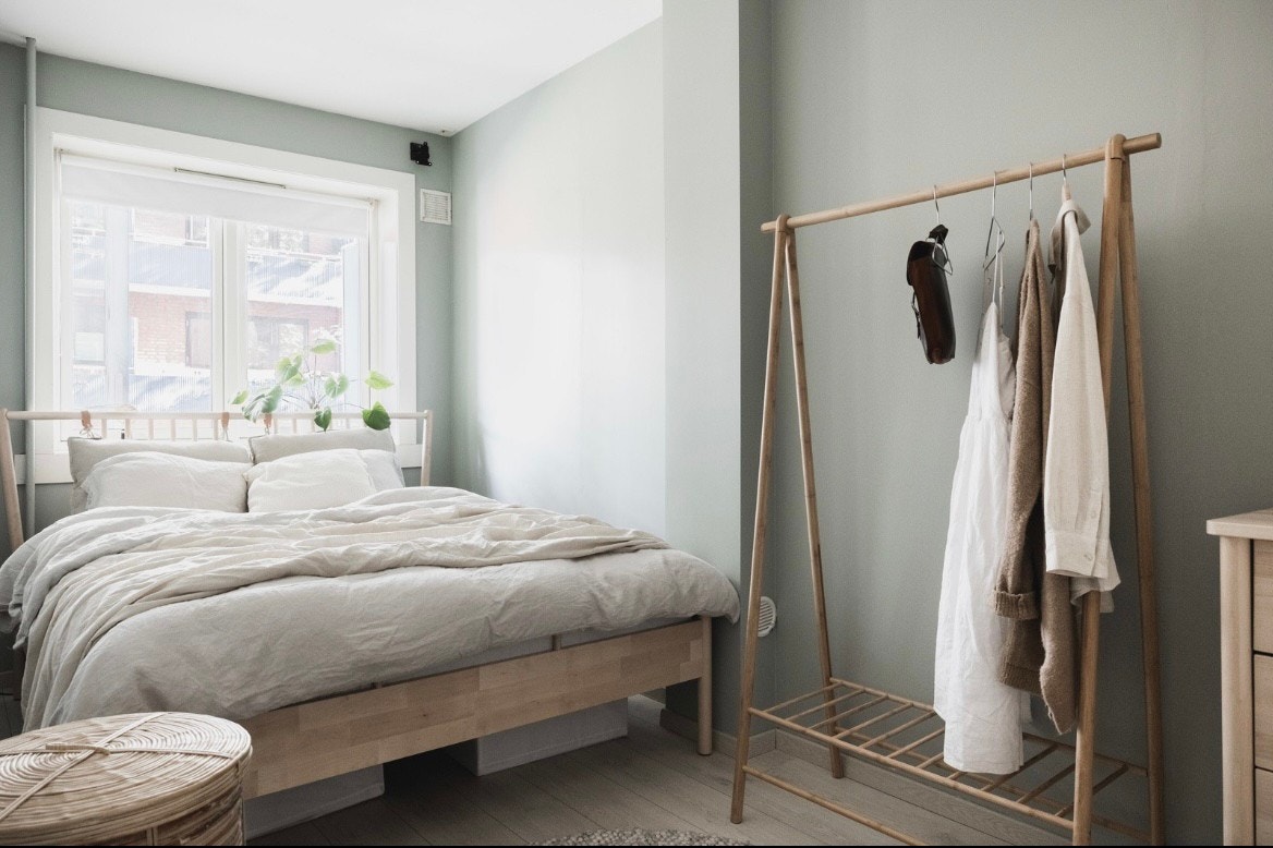 Stort og luftig soverom med dobbeltseng Galleribilde