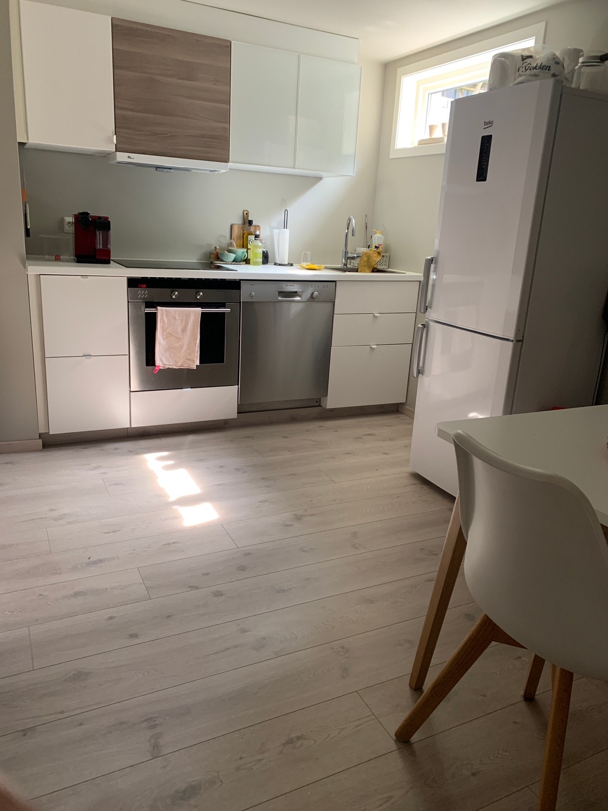 Platetopp, integrert komfyr og oppvaskmaskin. Galleribilde