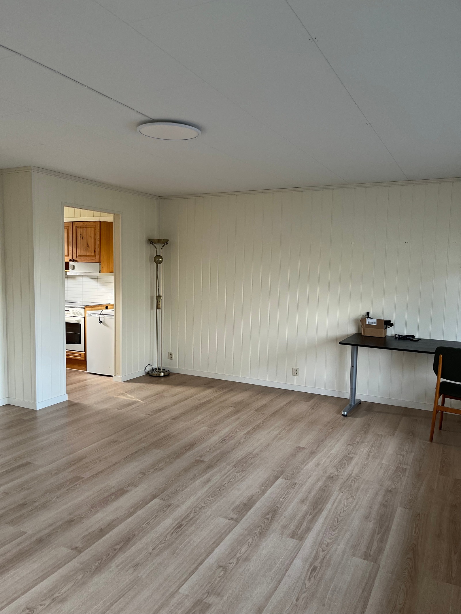 Inngang til kjøkkenet fra stuen Galleribilde