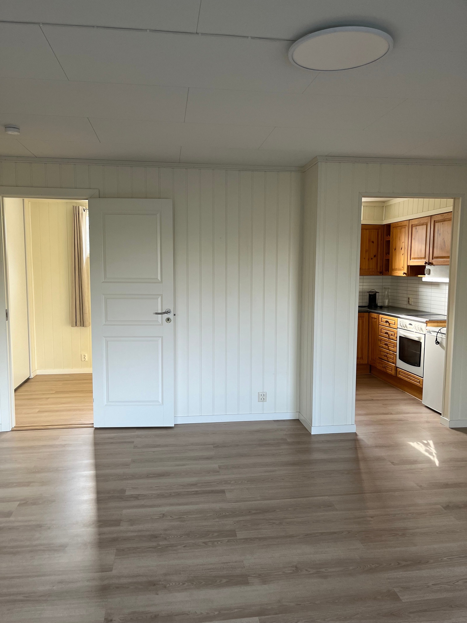 Inngang til kjøkkenet og soverommet fra stuen Galleribilde