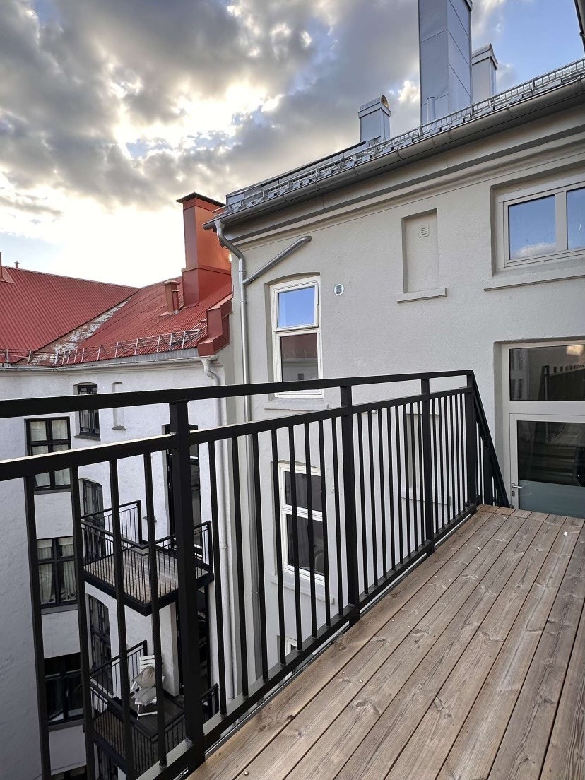 Brannbalkong med kveldssol Galleribilde