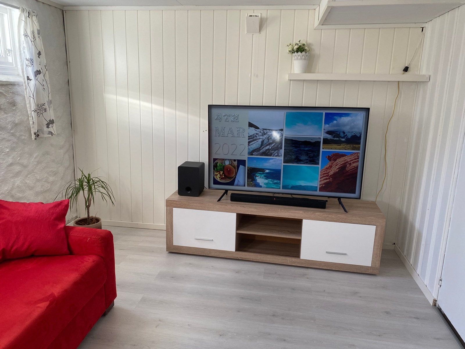 TV i stuen avviker fra bildet Galleribilde