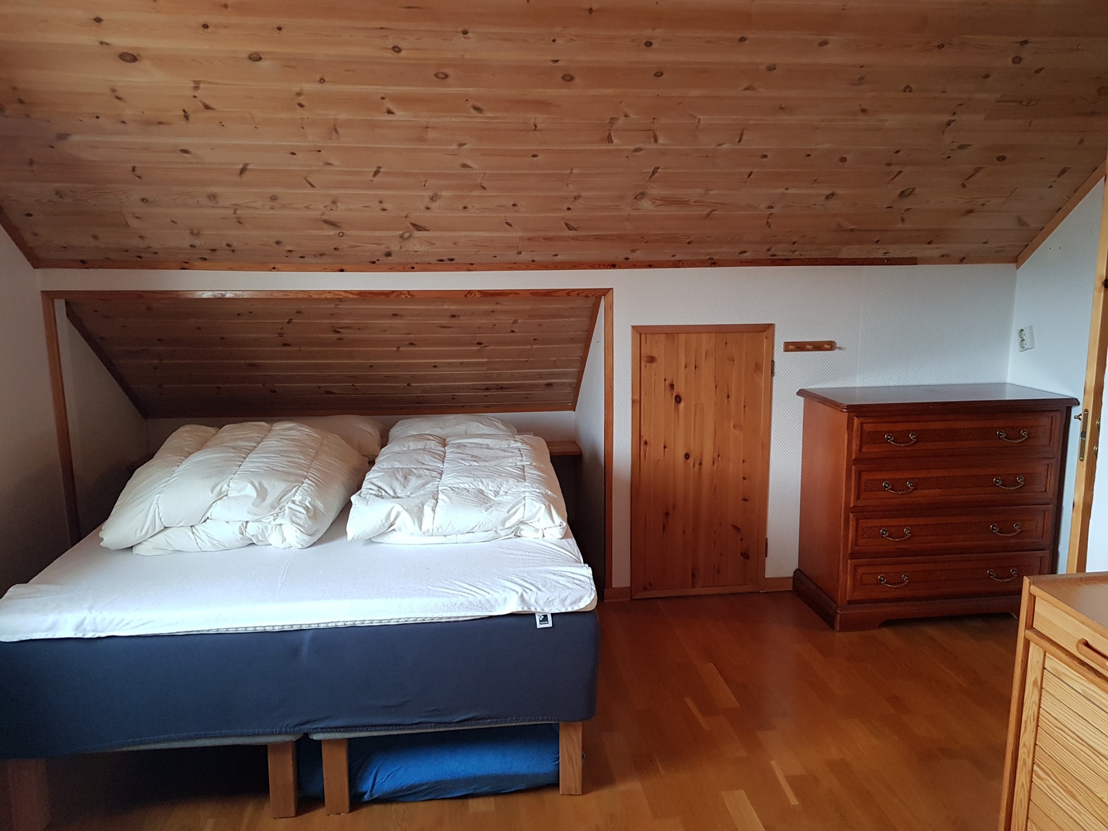 Dobbelseng, kommode, skap Galleribilde