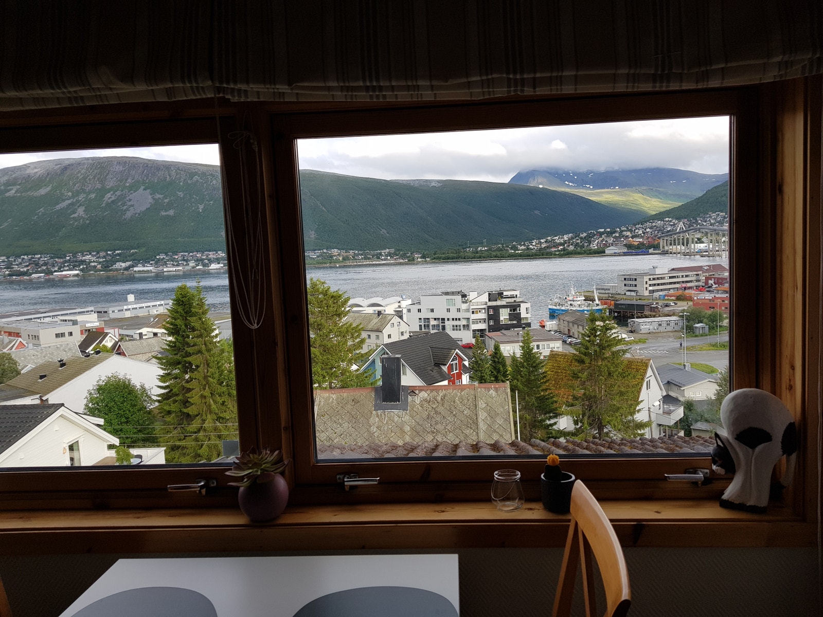 Topp utsikt fra stue / Tromsdalstinden og Sundet Galleribilde