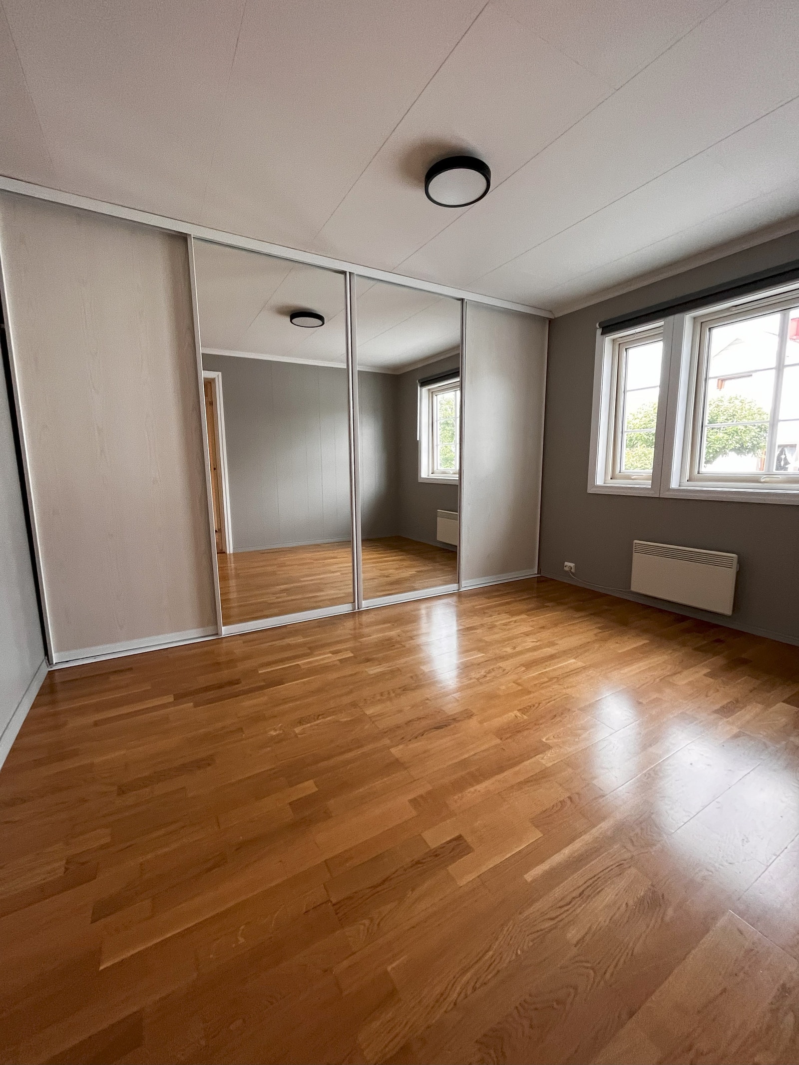 Soverom 1 med skyvedørsgarderobe Galleribilde