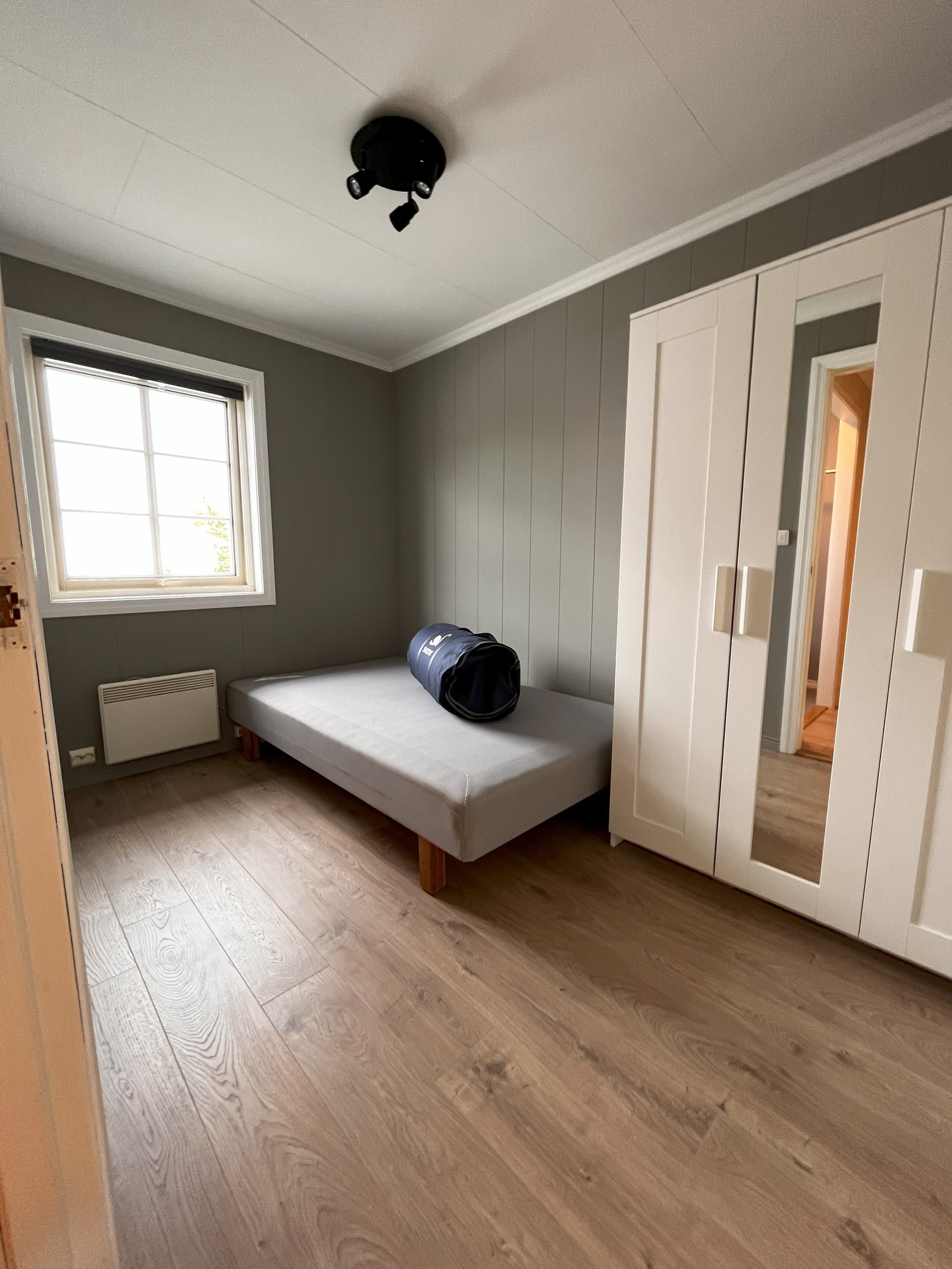 Soverom 2 med garderobeskap og bod Galleribilde