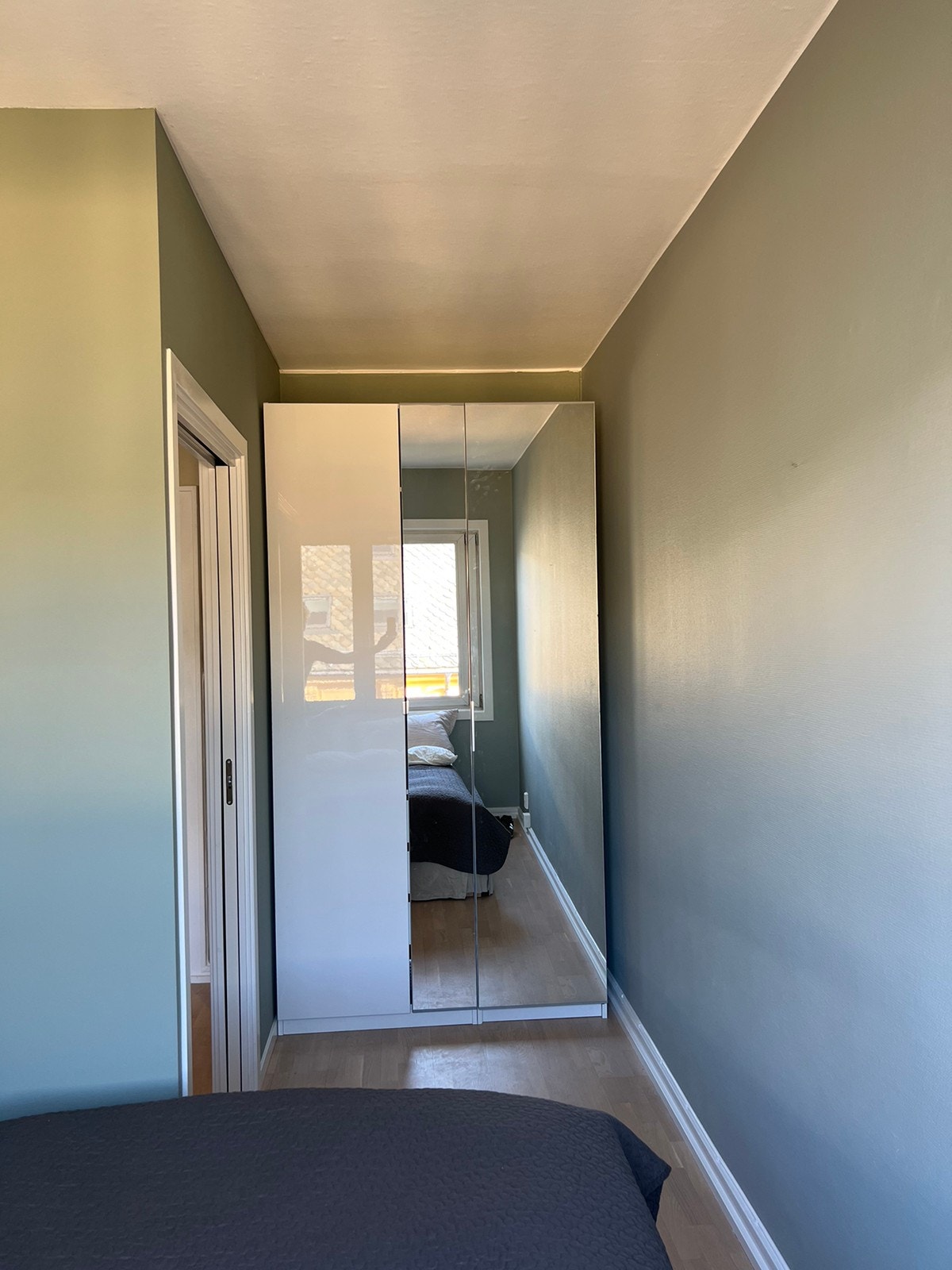 Soverom med skap Galleribilde