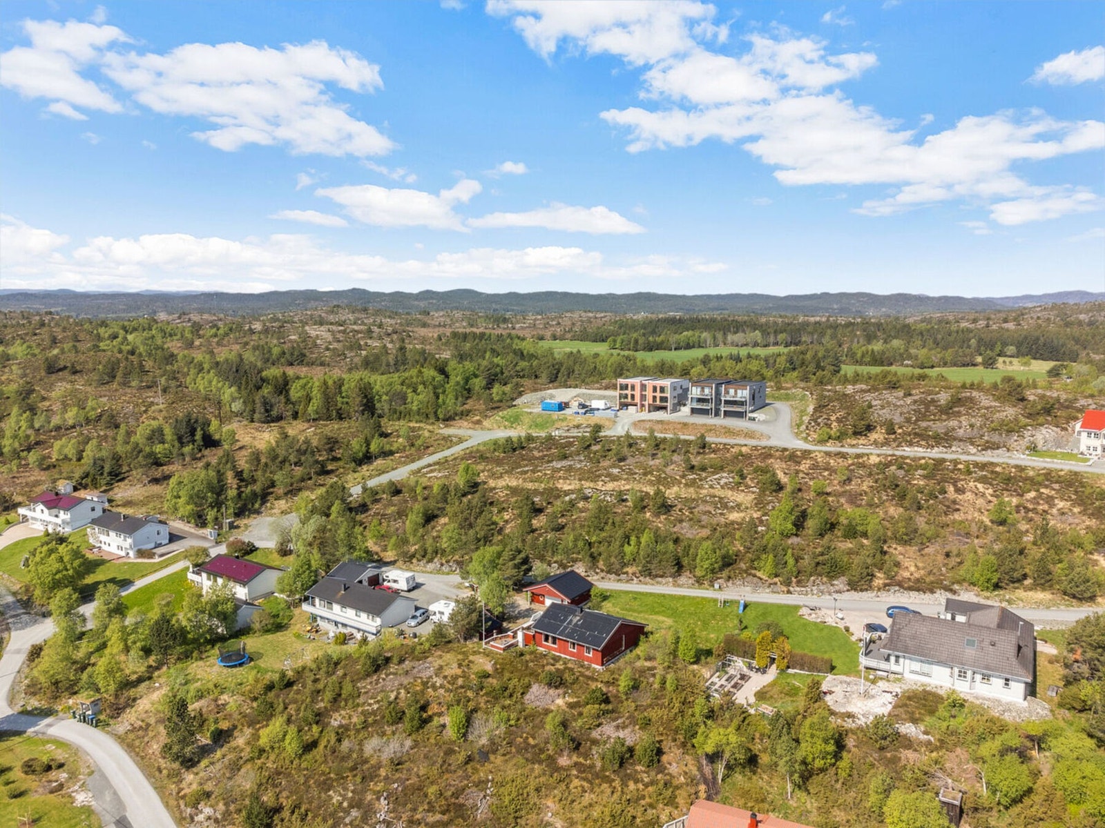 Hitras kommunesenter, Fillan ligger ca. 20 km fra eiendommen Galleribilde