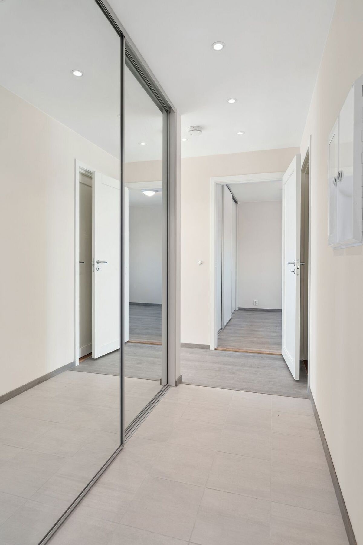 Skyvedørsgarderobe i entré/gang med gode oppbevaringsmuligheter Galleribilde