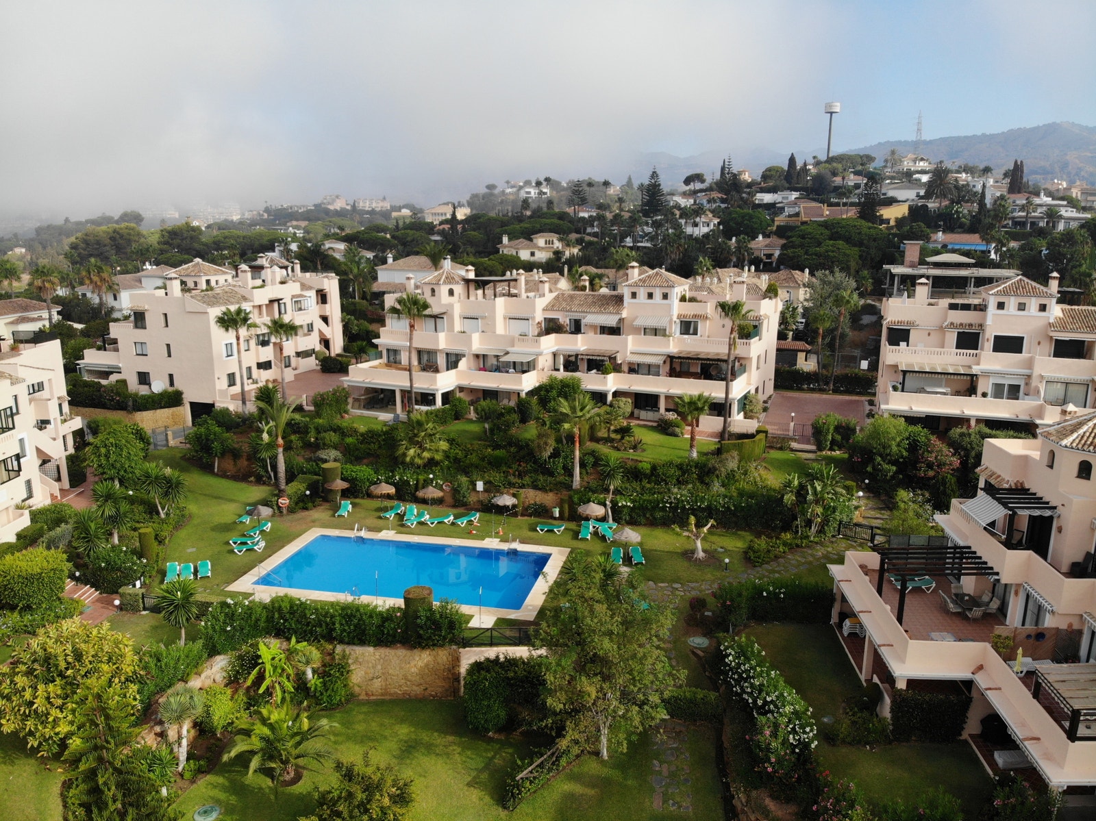 Dronebilde som viser pool 4 og blq. 9,8,7 og 6 fra venstre til høyre. Helt itl venstre blq.10. Galleribilde