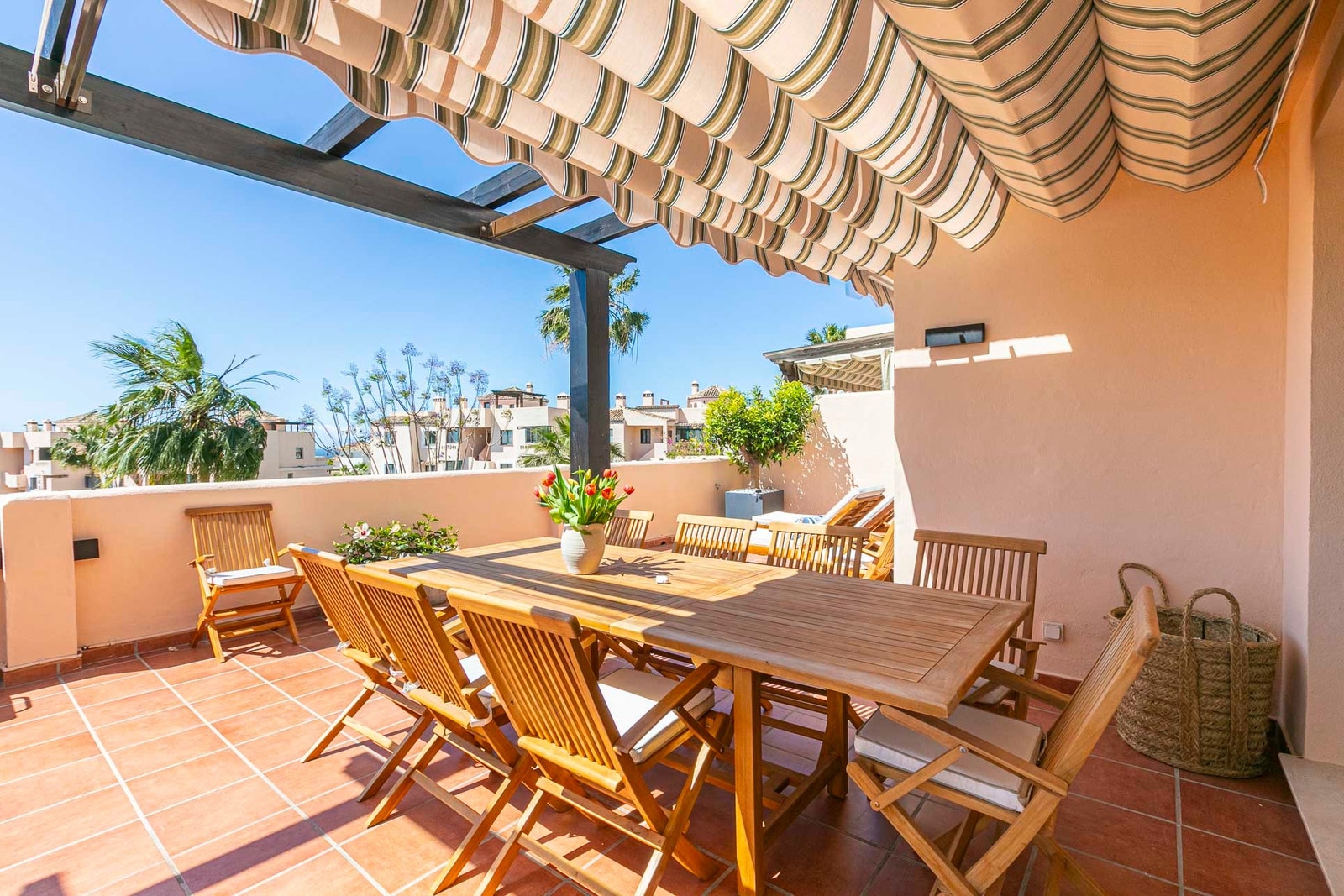 Spisebord på terrasse med plass til 10 personer. Galleribilde