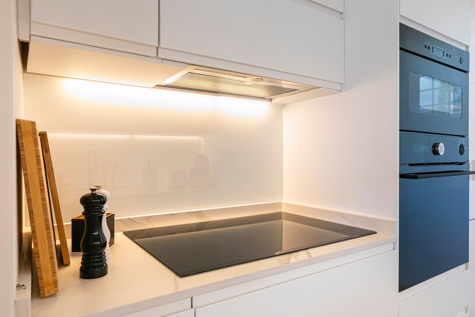 Kjøkken. viser platetopp, mikroovn og stekeovn. Galleribilde