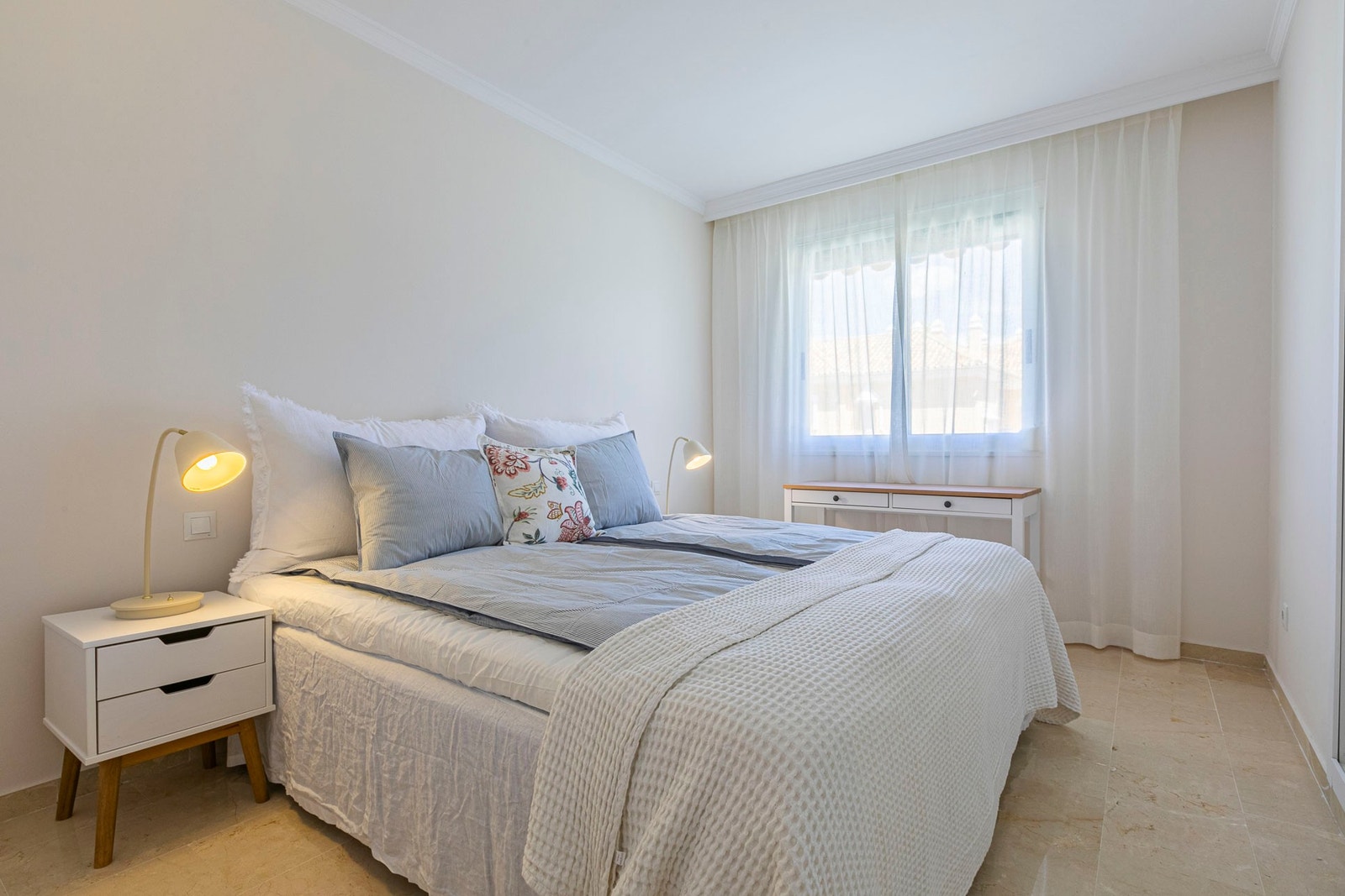 Soverom nr.2 med liten kontor pult Galleribilde