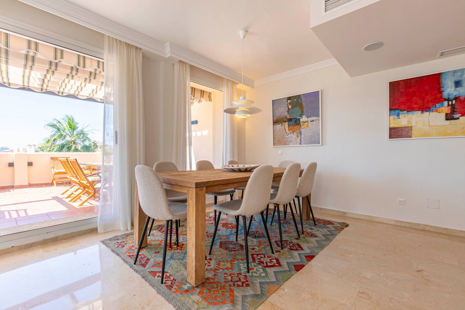 Spisebord i stuen med plass til 8 Galleribilde