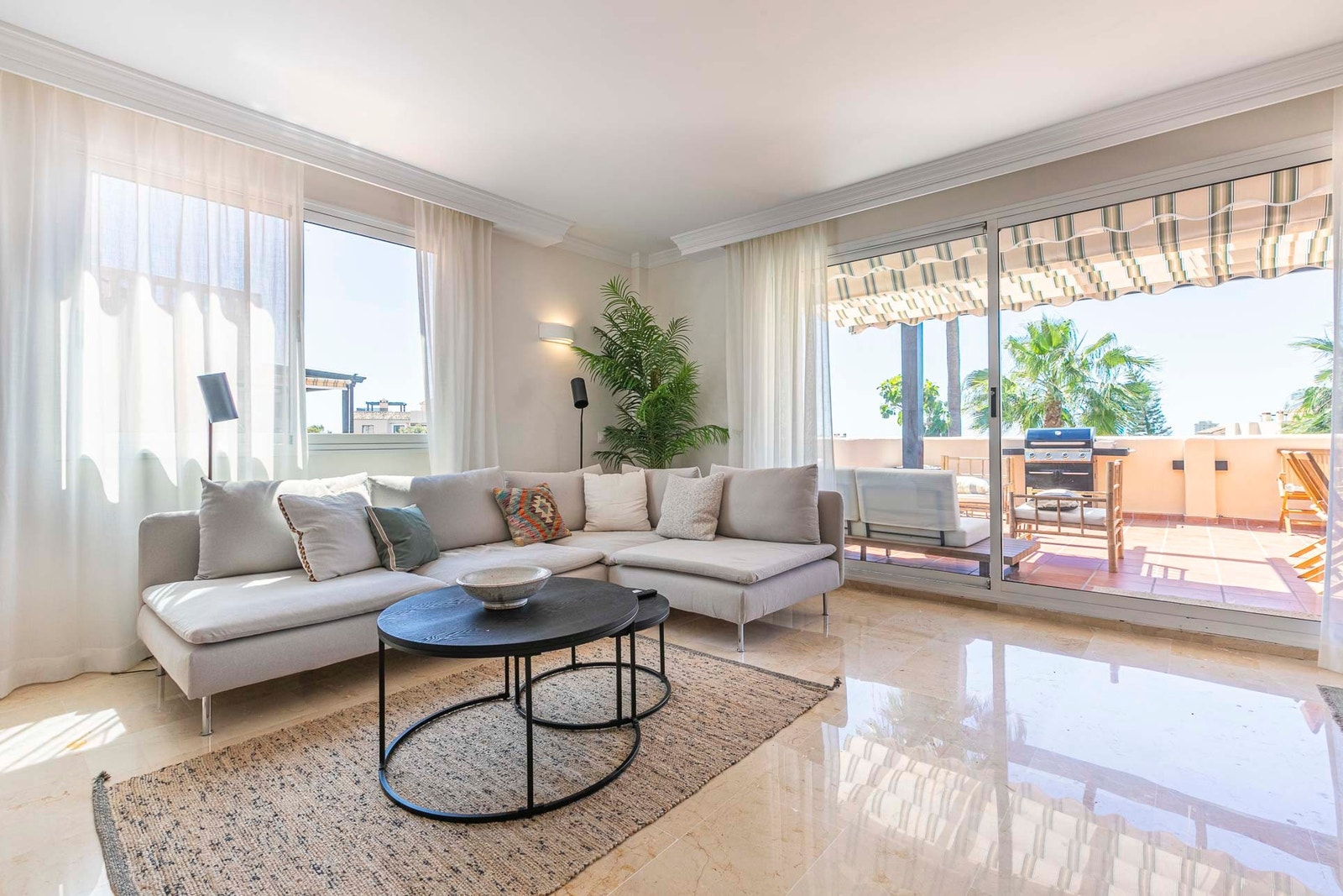 Sofa seksjon i stuen. Galleribilde