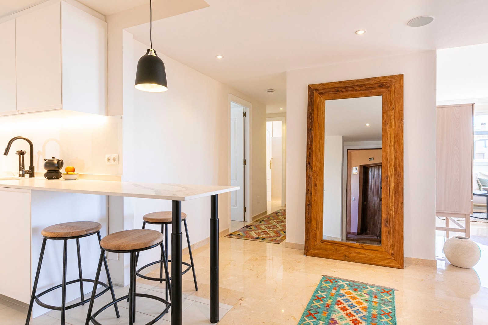 Bardisk med plass til 3 ved kjøkken Galleribilde